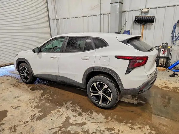 KL77LGE21RC131844 2024 CHEVROLET TRAX - Image 2