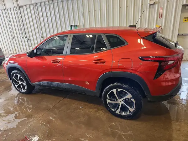 KL77LGE21RC171714 2024 CHEVROLET TRAX - Image 2