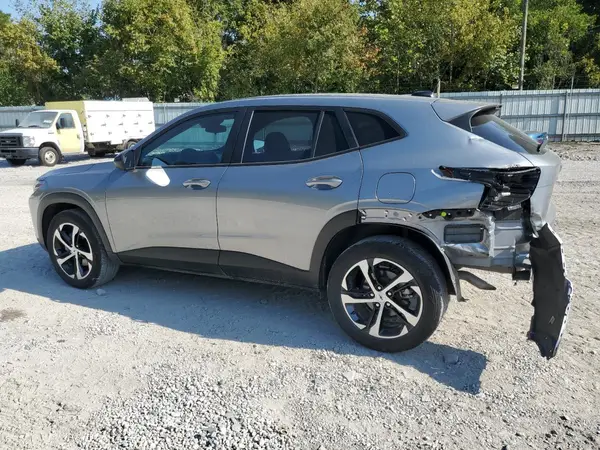 KL77LGE22RC032434 2024 CHEVROLET TRAX - Image 2