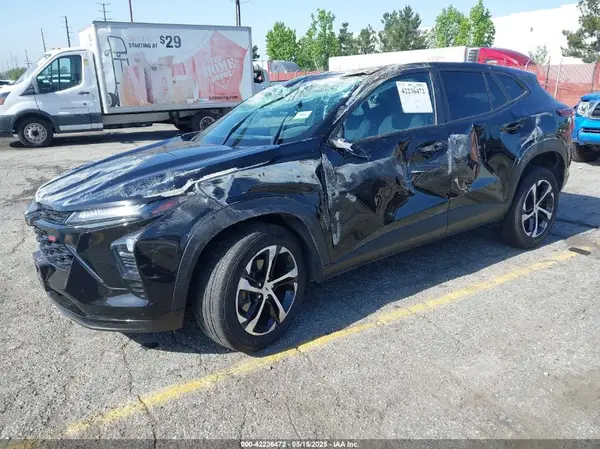 KL77LGE22RC056457 2024 CHEVROLET TRAX - Image 2