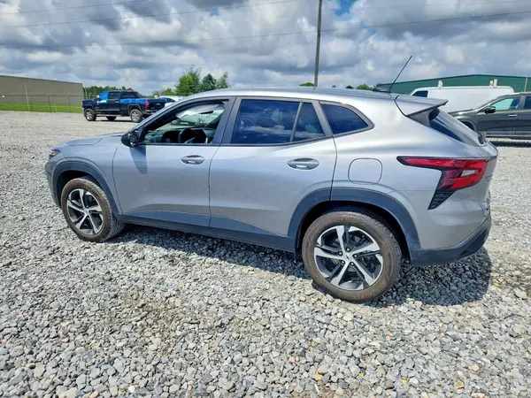 KL77LGE22RC150340 2024 CHEVROLET TRAX - Image 2