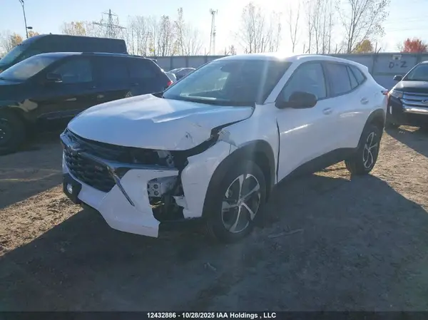 KL77LGE22SC168570 2025 CHEVROLET TRAX - Image 2