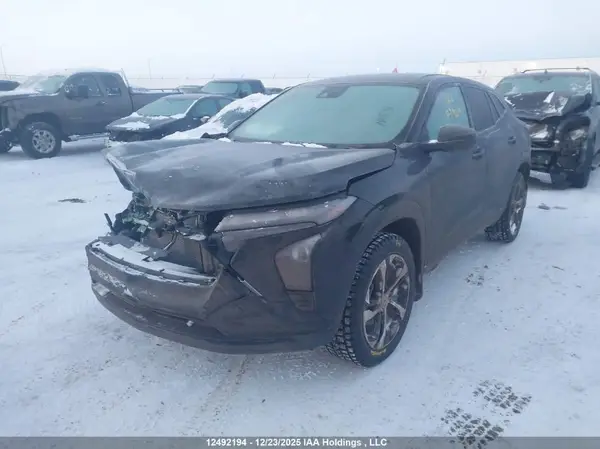 KL77LGE22SC253585 2025 CHEVROLET TRAX - Image 2
