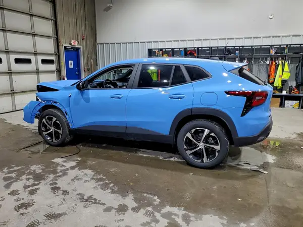 KL77LGE23RC049047 2024 CHEVROLET TRAX - Image 2