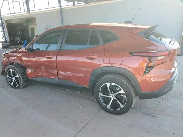 KL77LGE23RC136639 2024 CHEVROLET TRAX - Image 2