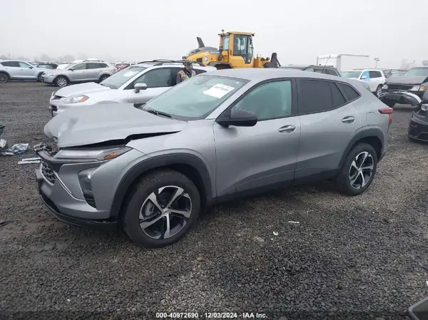 KL77LGE23RC148371 2024 CHEVROLET TRAX - Image 2