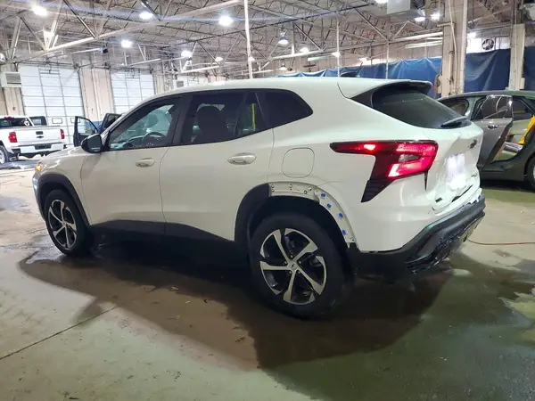 KL77LGE23RC232173 2024 CHEVROLET TRAX - Image 2
