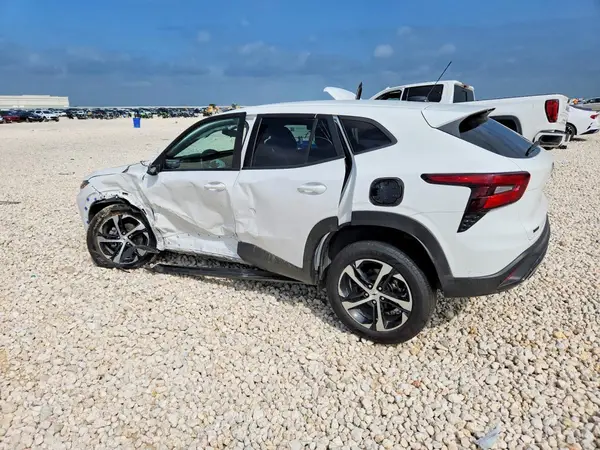 KL77LGE24RC139484 2024 CHEVROLET TRAX - Image 2