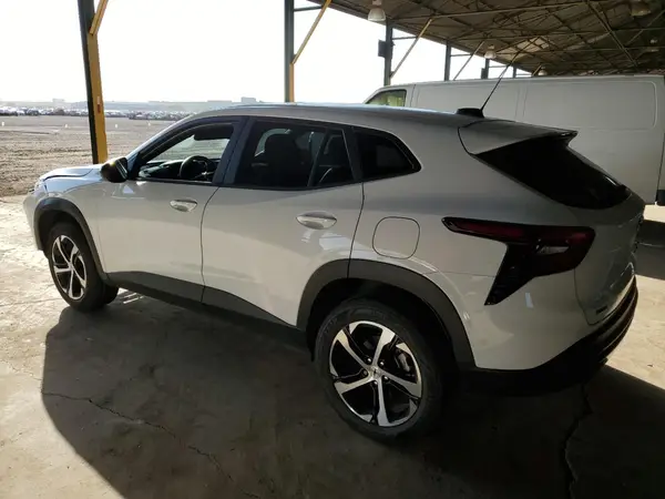 KL77LGE24RC184067 2024 CHEVROLET TRAX - Image 2