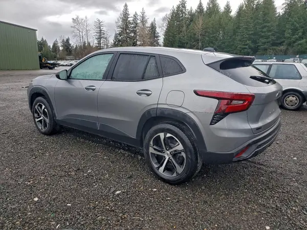 KL77LGE24RC228567 2024 CHEVROLET TRAX - Image 2
