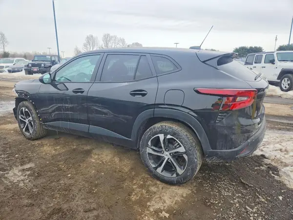KL77LGE25RC017345 2024 CHEVROLET TRAX - Image 2