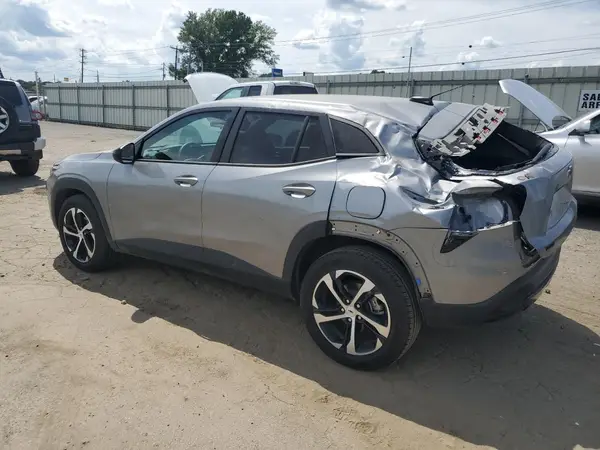 KL77LGE25RC032041 2024 CHEVROLET TRAX - Image 2