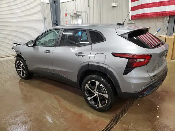 KL77LGE25RC163843 2024 CHEVROLET TRAX - Image 2