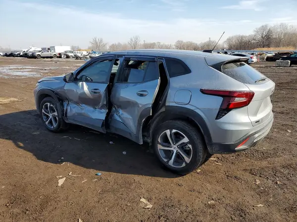KL77LGE25RC207145 2024 CHEVROLET TRAX - Image 2