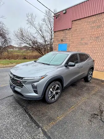 KL77LGE25SC267013 2025 CHEVROLET TRAX - Image 2