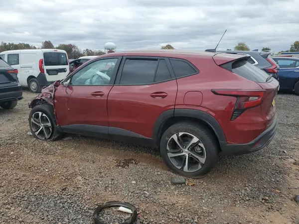KL77LGE26RC017385 2024 CHEVROLET TRAX - Image 2