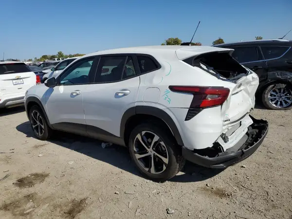 KL77LGE26RC035420 2024 CHEVROLET TRAX - Image 2