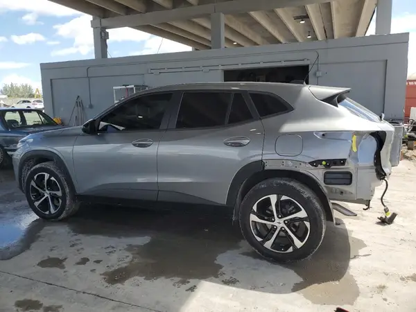 KL77LGE26RC039032 2024 CHEVROLET TRAX - Image 2