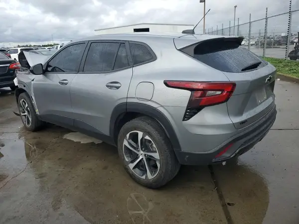 KL77LGE26RC074783 2024 CHEVROLET TRAX - Image 2