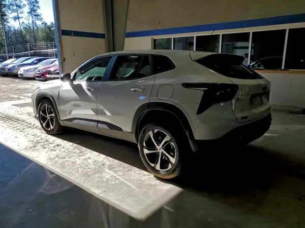 KL77LGE26RC097755 2024 CHEVROLET TRAX - Image 2