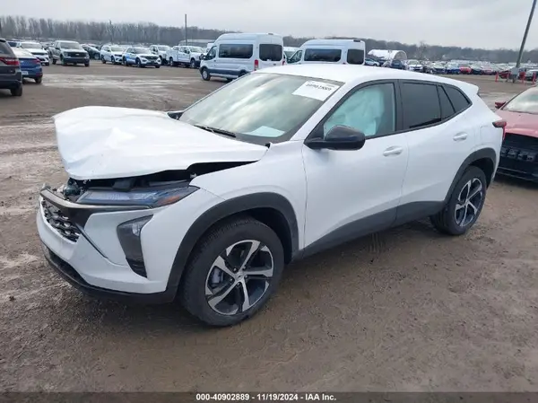 KL77LGE26RC101447 2024 CHEVROLET TRAX - Image 2
