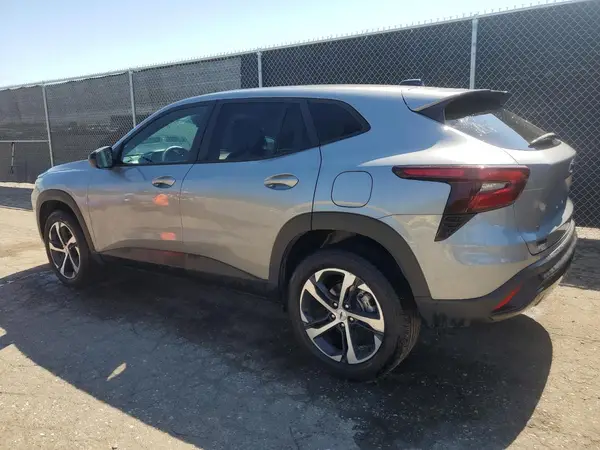 KL77LGE26RC111654 2024 CHEVROLET TRAX - Image 2