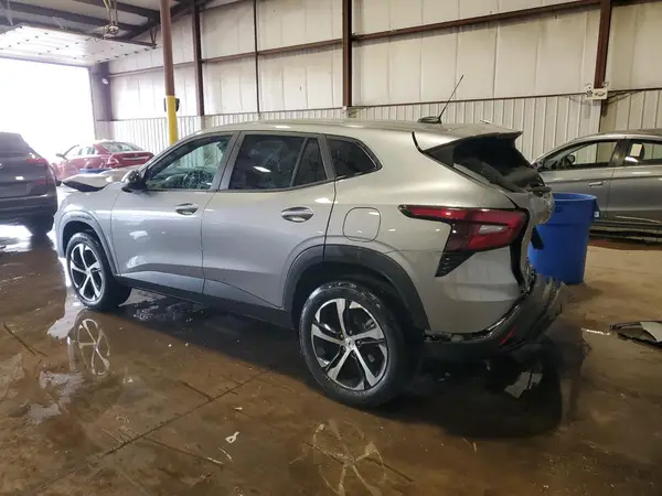 KL77LGE26RC129443 2024 CHEVROLET TRAX - Image 2