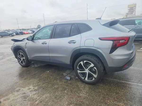 KL77LGE26RC177413 2024 CHEVROLET TRAX - Image 2
