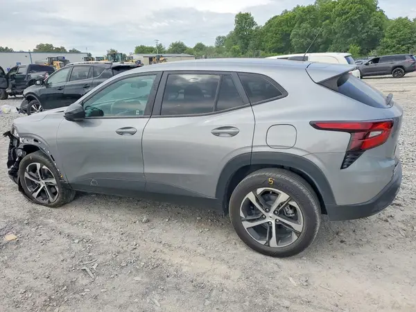 KL77LGE26RC217098 2024 CHEVROLET TRAX - Image 2
