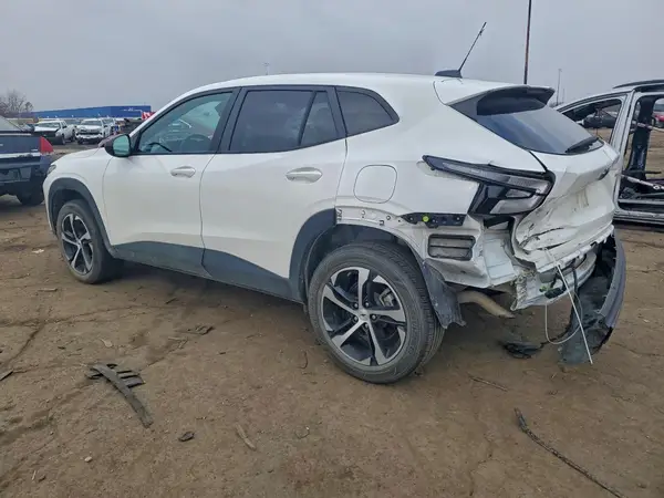 KL77LGE27RC018562 2024 CHEVROLET TRAX - Image 2