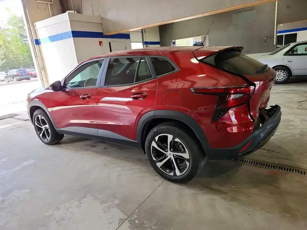 KL77LGE27RC040867 2024 CHEVROLET TRAX - Image 2