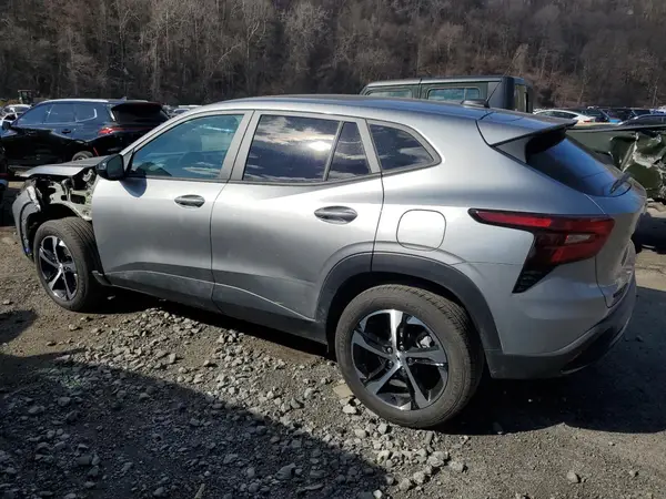 KL77LGE27RC065915 2024 CHEVROLET TRAX - Image 2