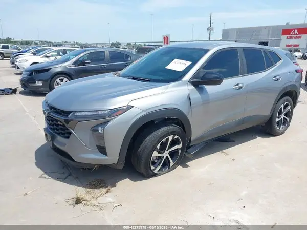 KL77LGE27RC111503 2024 CHEVROLET TRAX - Image 2