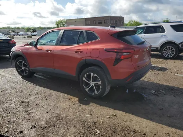 KL77LGE27RC114563 2024 CHEVROLET TRAX - Image 2