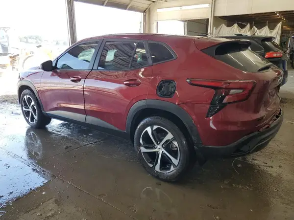 KL77LGE27RC172303 2024 CHEVROLET TRAX - Image 2