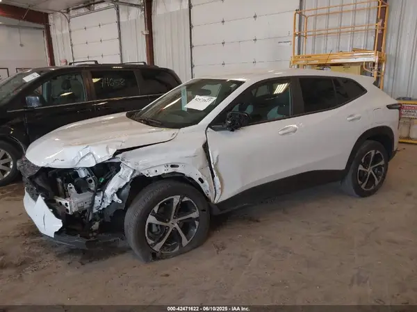 KL77LGE27RC201833 2024 CHEVROLET TRAX - Image 2