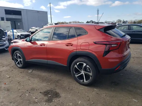 KL77LGE27RC208717 2024 CHEVROLET TRAX - Image 2