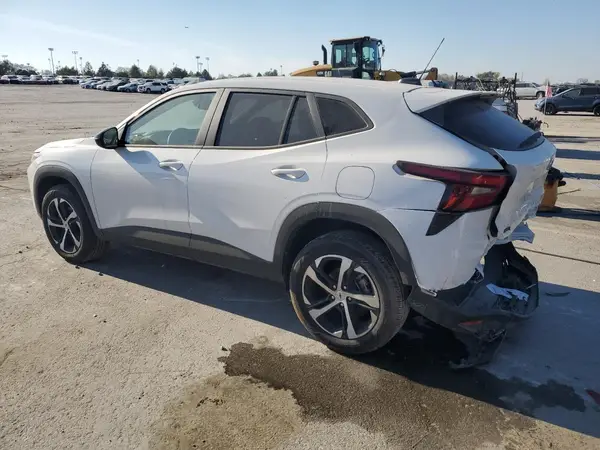 KL77LGE27RC215442 2024 CHEVROLET TRAX - Image 2