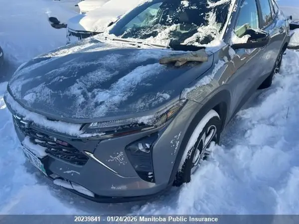 KL77LGE27SC165373 2025 CHEVROLET TRAX - Image 2