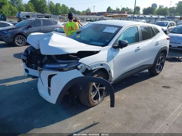 KL77LGE28RC018635 2024 CHEVROLET TRAX - Image 2