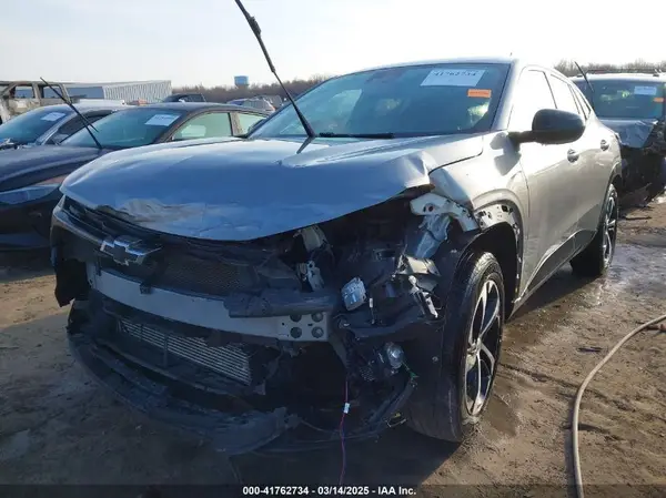 KL77LGE28RC034303 2024 CHEVROLET TRAX - Image 2