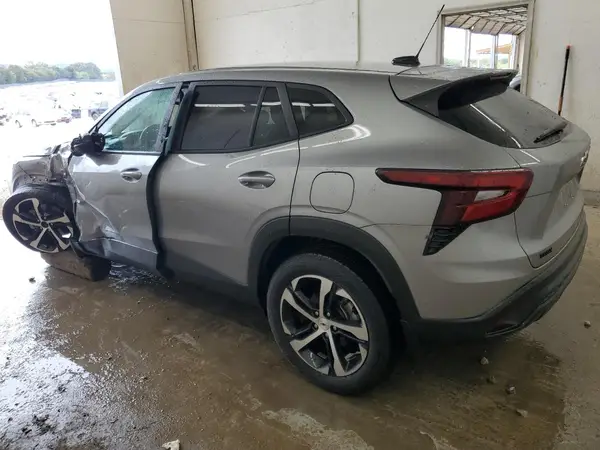 KL77LGE28RC144879 2024 CHEVROLET TRAX - Image 2