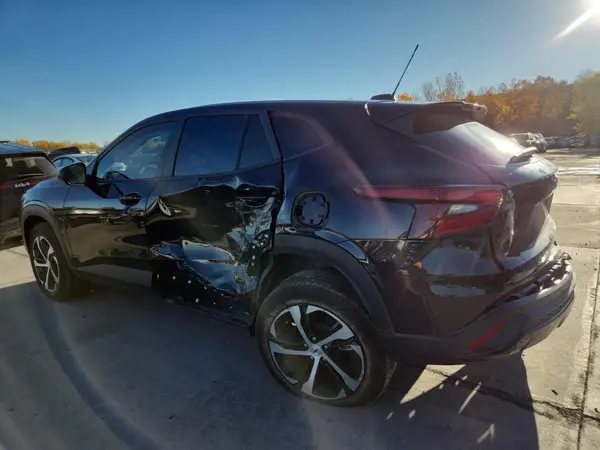 KL77LGE28RC225221 2024 CHEVROLET TRAX - Image 2