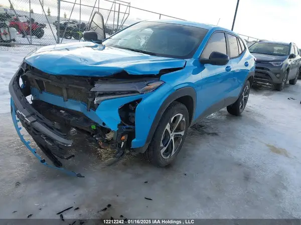 KL77LGE28SC084320 2025 CHEVROLET TRAX - Image 2