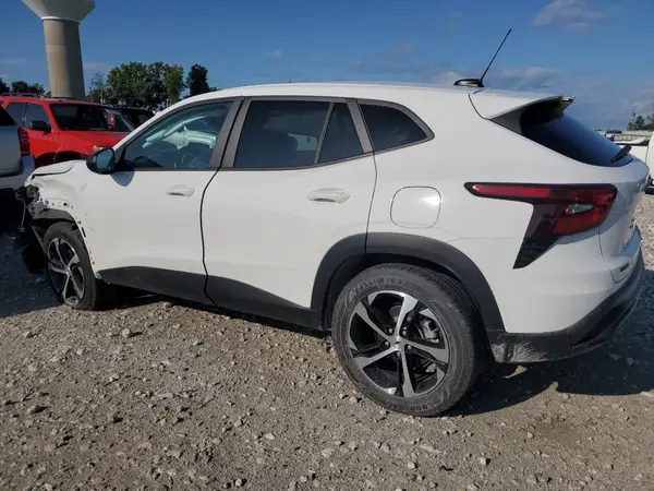 KL77LGE29RC018188 2024 CHEVROLET TRAX - Image 2