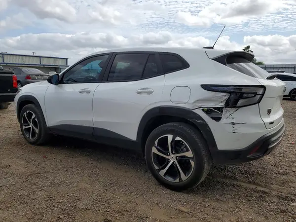 KL77LGE29RC018742 2024 CHEVROLET TRAX - Image 2