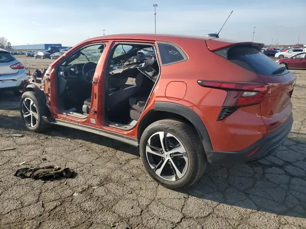 KL77LGE29RC035718 2024 CHEVROLET TRAX - Image 2