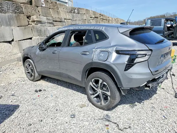 KL77LGE29RC138332 2024 CHEVROLET TRAX - Image 2