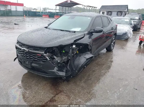 KL77LGE29RC185246 2024 CHEVROLET TRAX - Image 2