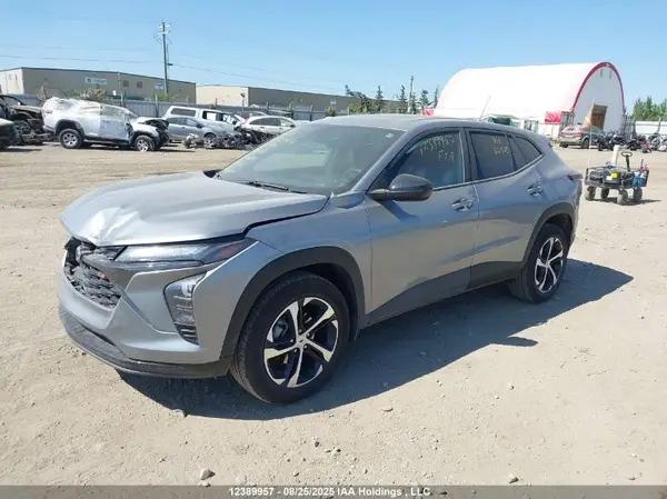 KL77LGE29SC112027 2025 CHEVROLET TRAX - Image 2